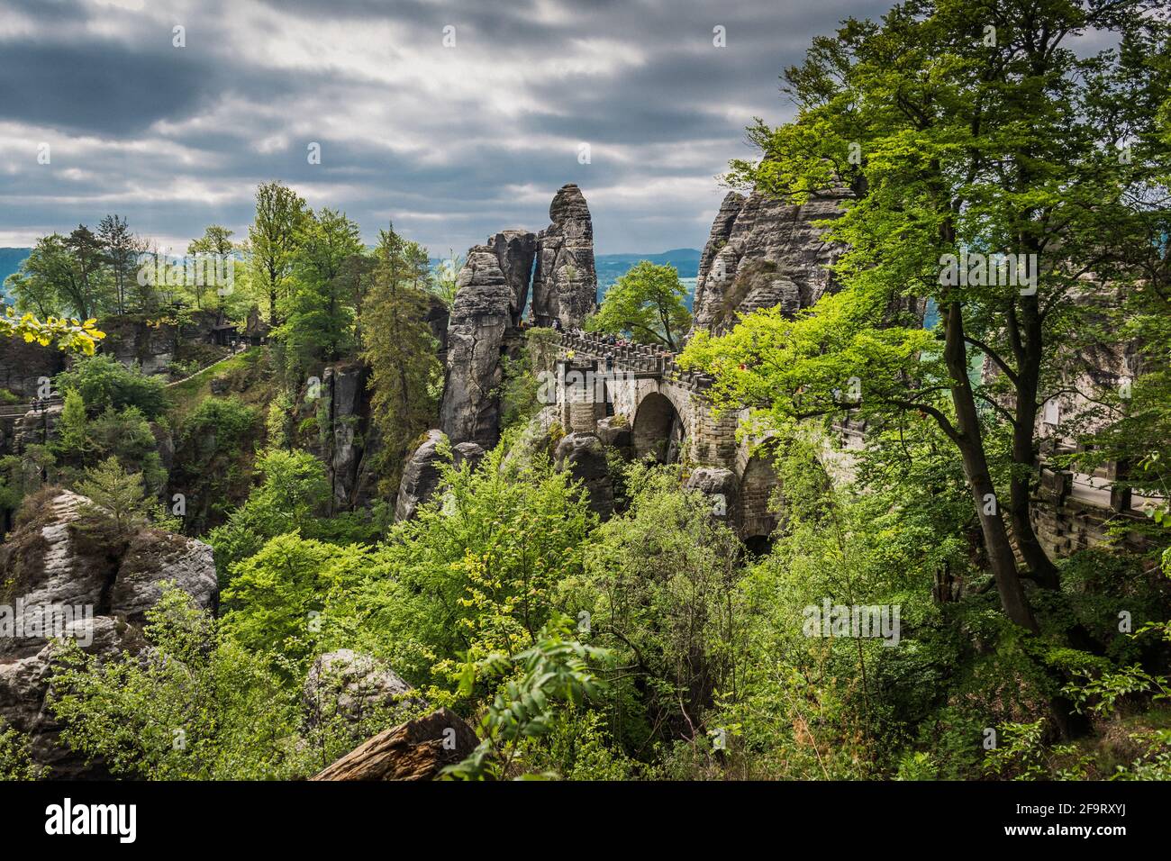 Die Bastei ist eine Felsformation, die über der Elbe im Elbsandsteingebirge in Deutschland, Dreden, Sachsen, ragt Stockfoto