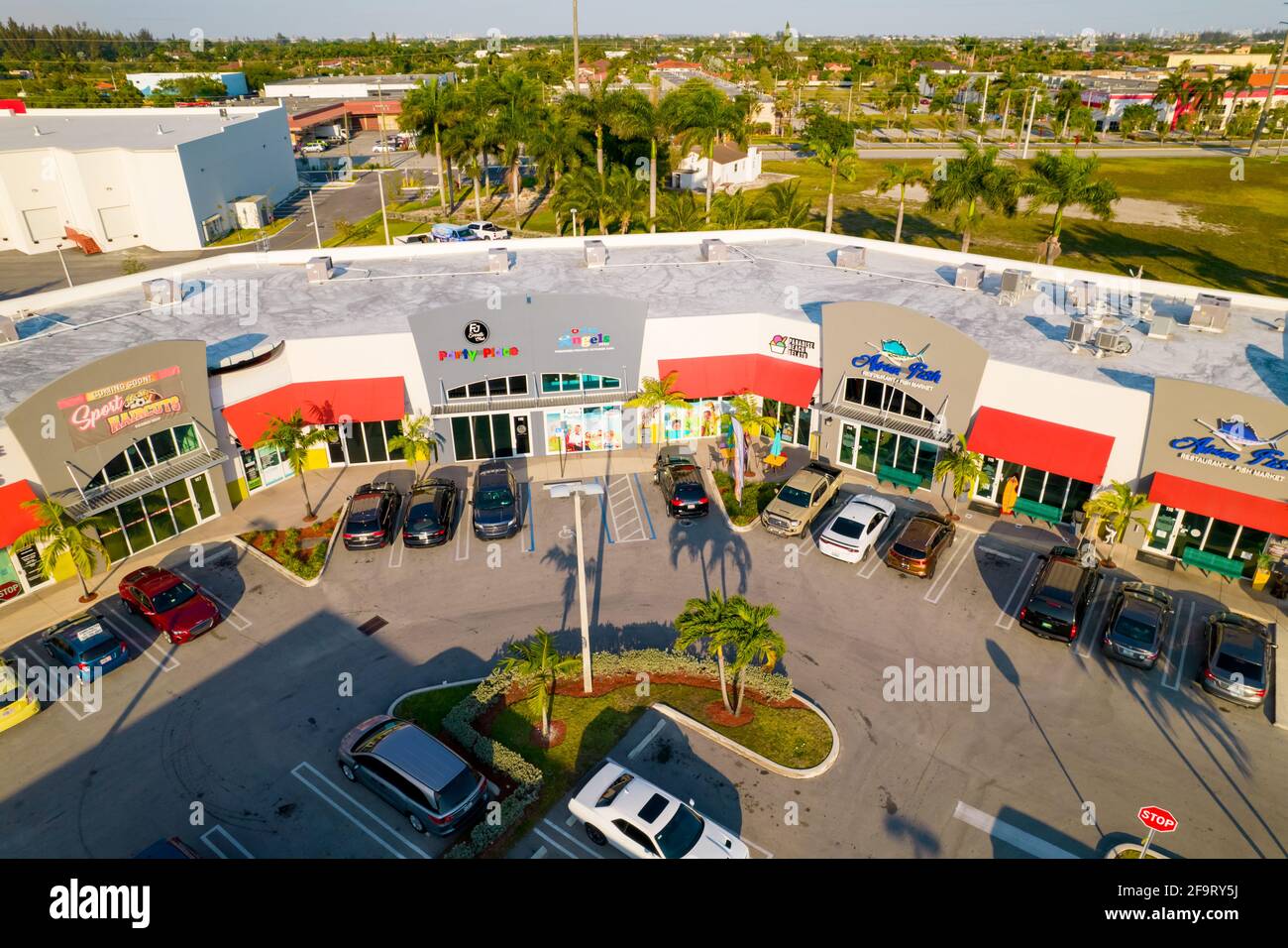 Einkaufszentrum Strip Mall in Hialeah Florida Stockfoto