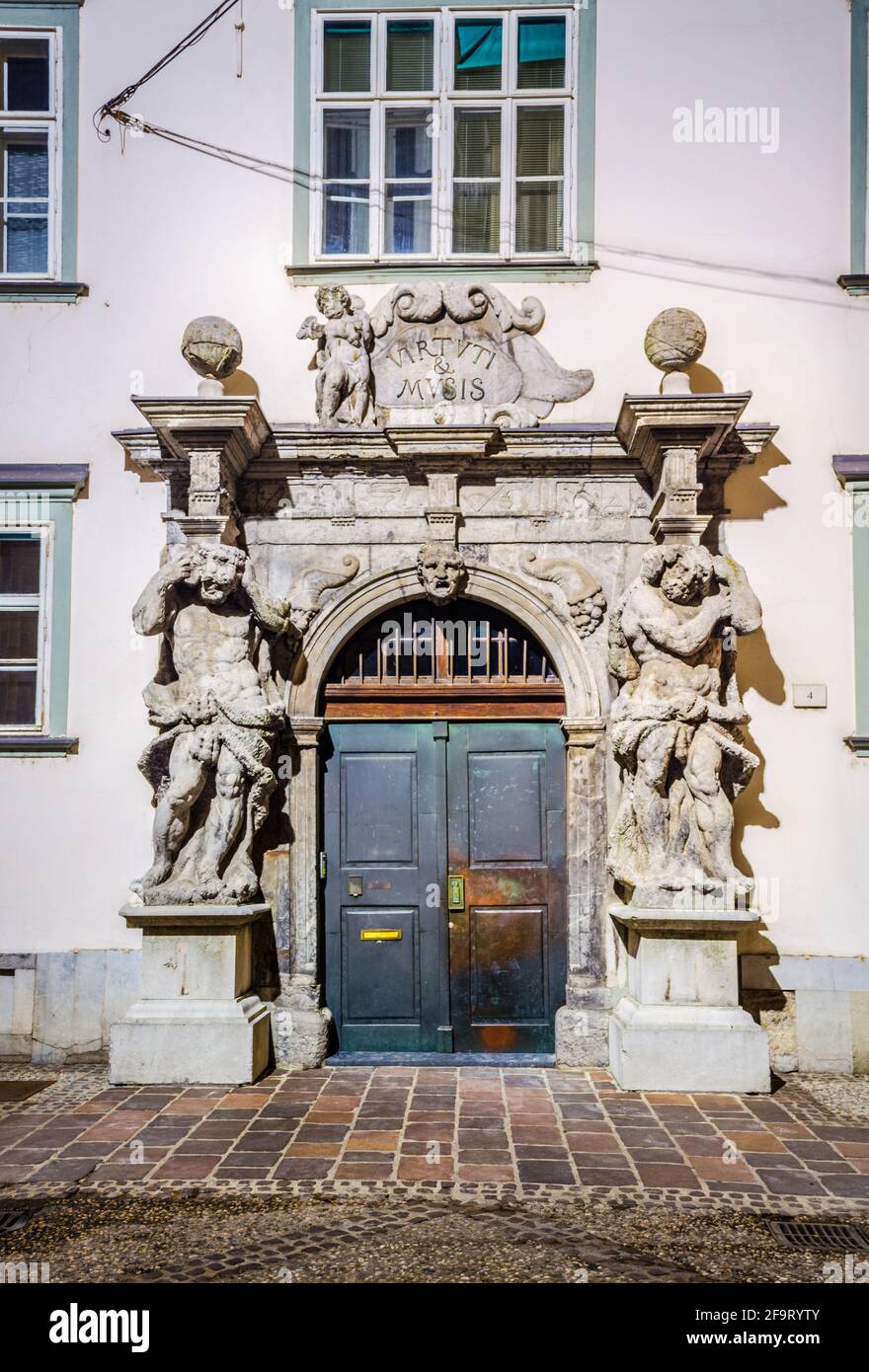 Barocktür mit kunstvollem Steinportal, Ljubljana, Slowenien, Europa Stockfoto