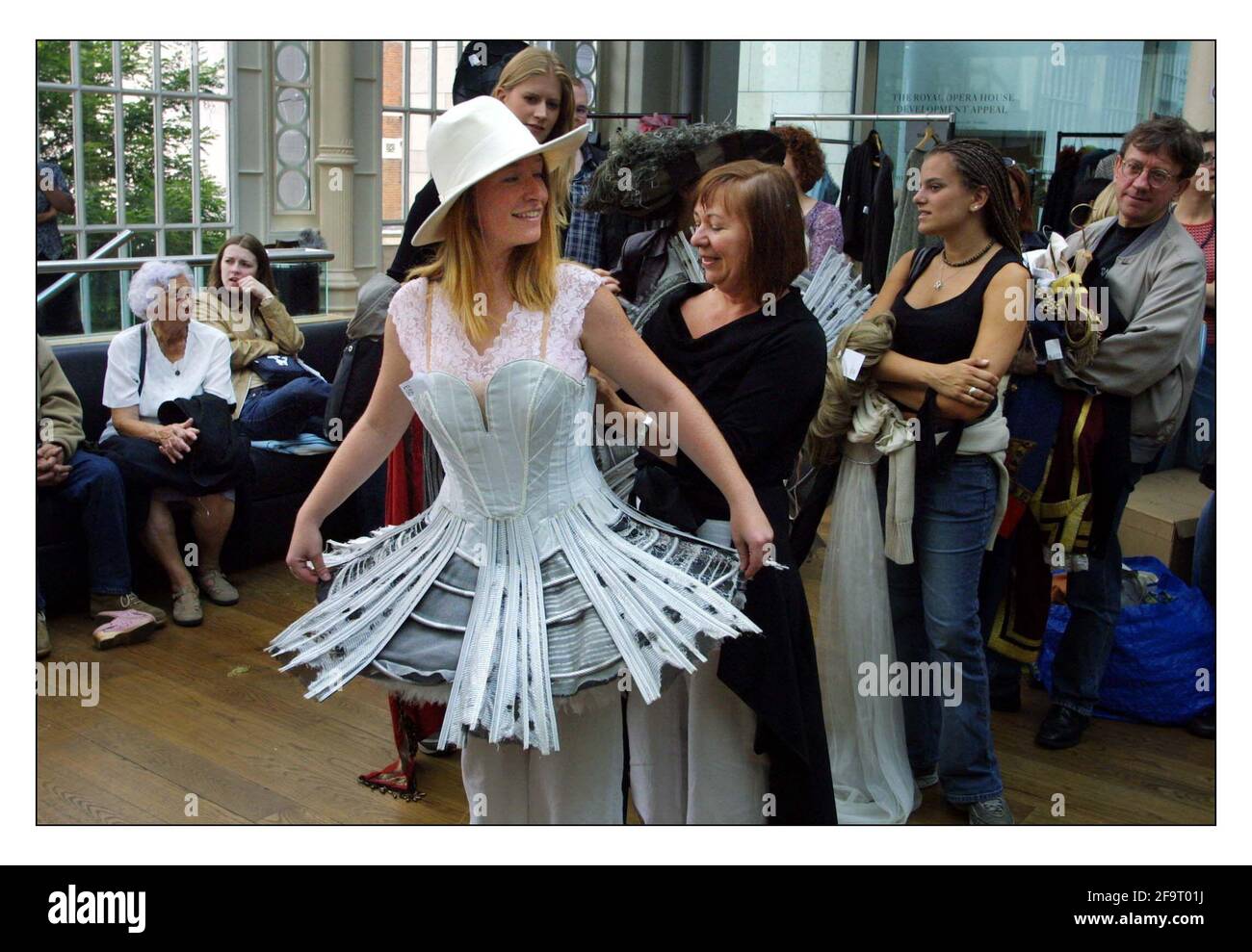 Verkauf von Kostümen im Royal Opera House, London, zog Tausende von Käufern. PIC David Sandison 4/8/2002 Stockfoto