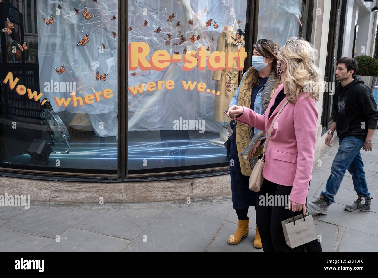 Die Schaufensterauslage vor dem Harvey Nichols Store im vornehmen Viertel von Knightsbridge deutet darauf hin, dass wir mit dem Einkaufen wieder beginnen werden, da die Sperre am 14. April 2021 in London, Großbritannien, nachlässt. Knightsbridge ist eines der Hauptgebiete für exklusive Luxusgüter in West London. Es ist bekannt als ein Viertel, in dem die Reichen und Reichen einkaufen, vor allem für High-End-Mode und Schmuck. Stockfoto