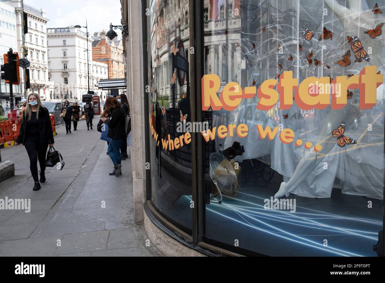 Die Schaufensterauslage vor dem Harvey Nichols Store im vornehmen Viertel von Knightsbridge deutet darauf hin, dass wir mit dem Einkaufen wieder beginnen werden, da die Sperre am 14. April 2021 in London, Großbritannien, nachlässt. Knightsbridge ist eines der Hauptgebiete für exklusive Luxusgüter in West London. Es ist bekannt als ein Viertel, in dem die Reichen und Reichen einkaufen, vor allem für High-End-Mode und Schmuck. Stockfoto