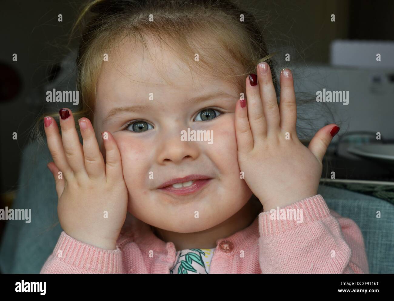 Glücklich lächelndes Kind Mädchen trägt Nagellack Stockfoto