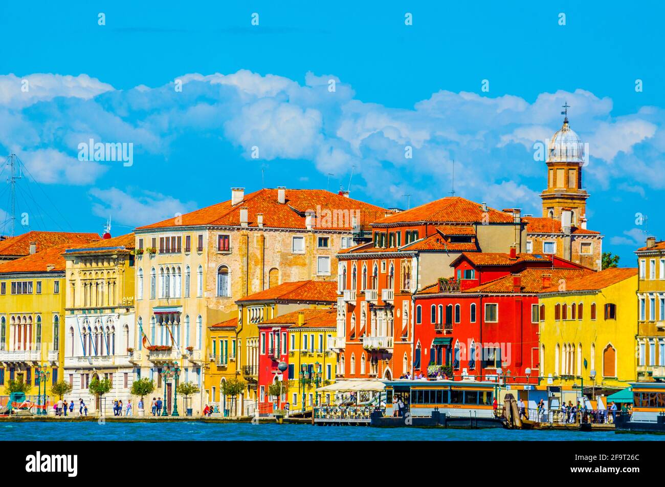 Blick auf ein Gebäude am Rande der guidecca Kanal in der italienischen Stadt venedig Stockfoto