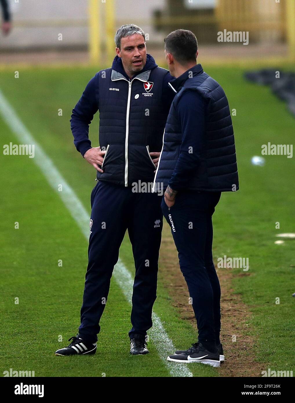 Cheltenham Town Manager Michael Duff (links) spricht vor dem zweiten Spiel der Sky Bet League im Lamex Stadium, Stevenage, mit dem Stevenage-Manager Alex Revell. Bilddatum: Dienstag, 20. April 2021. Stockfoto