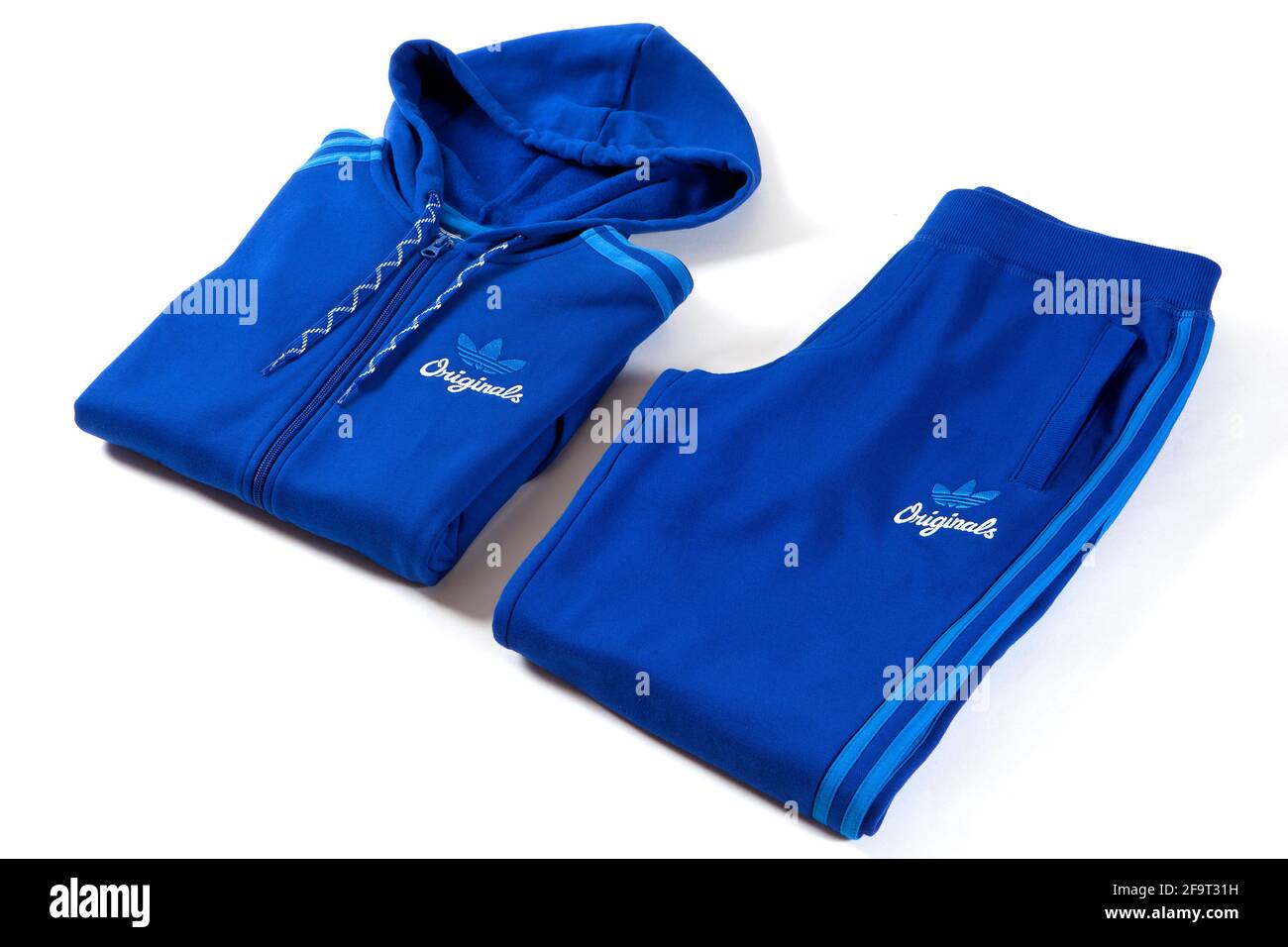 Adidas Originals Hoodie Pullover und Hose isoliert auf weißem Hintergrund.  Sportbekleidung Stockfotografie - Alamy