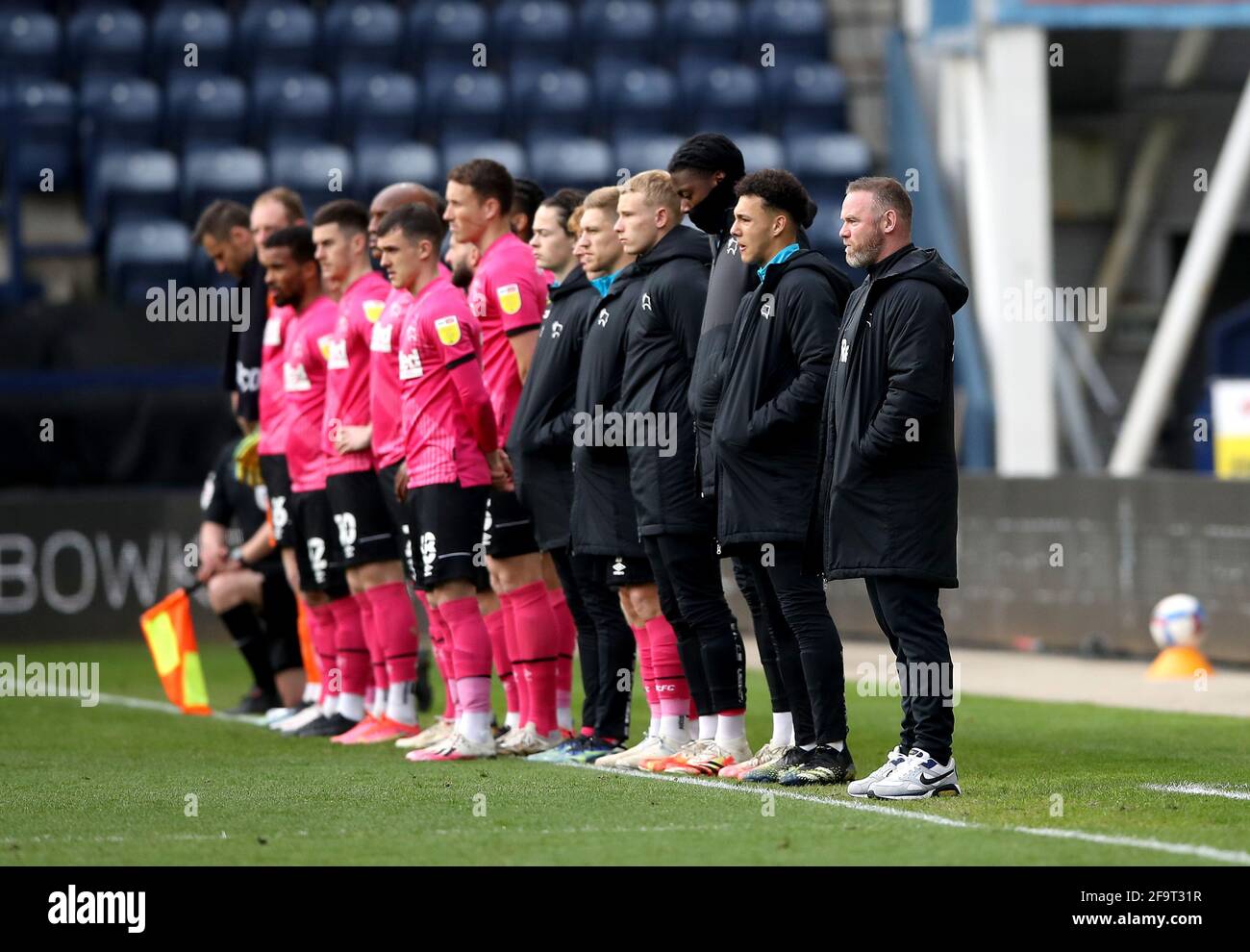 Derby County Manager Wayne Rooney (rechts) und seine Spieler stehen vor dem Sky Bet Championship-Spiel im Deepdale Stadium, Preston, auf dem Spielfeld. Bilddatum: Dienstag, 20. April 2021. Stockfoto