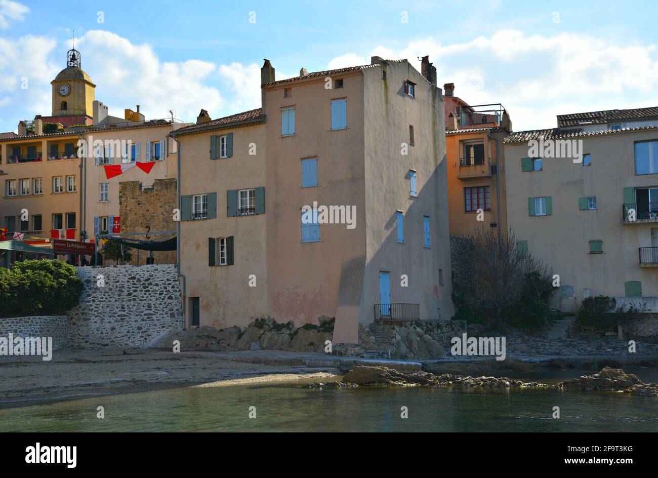 Malerische Häuser im Provençal-Stil mit bunten Stuckwänden am Strand La Ponche von Saint-Tropez an der französischen Riviera. Stockfoto