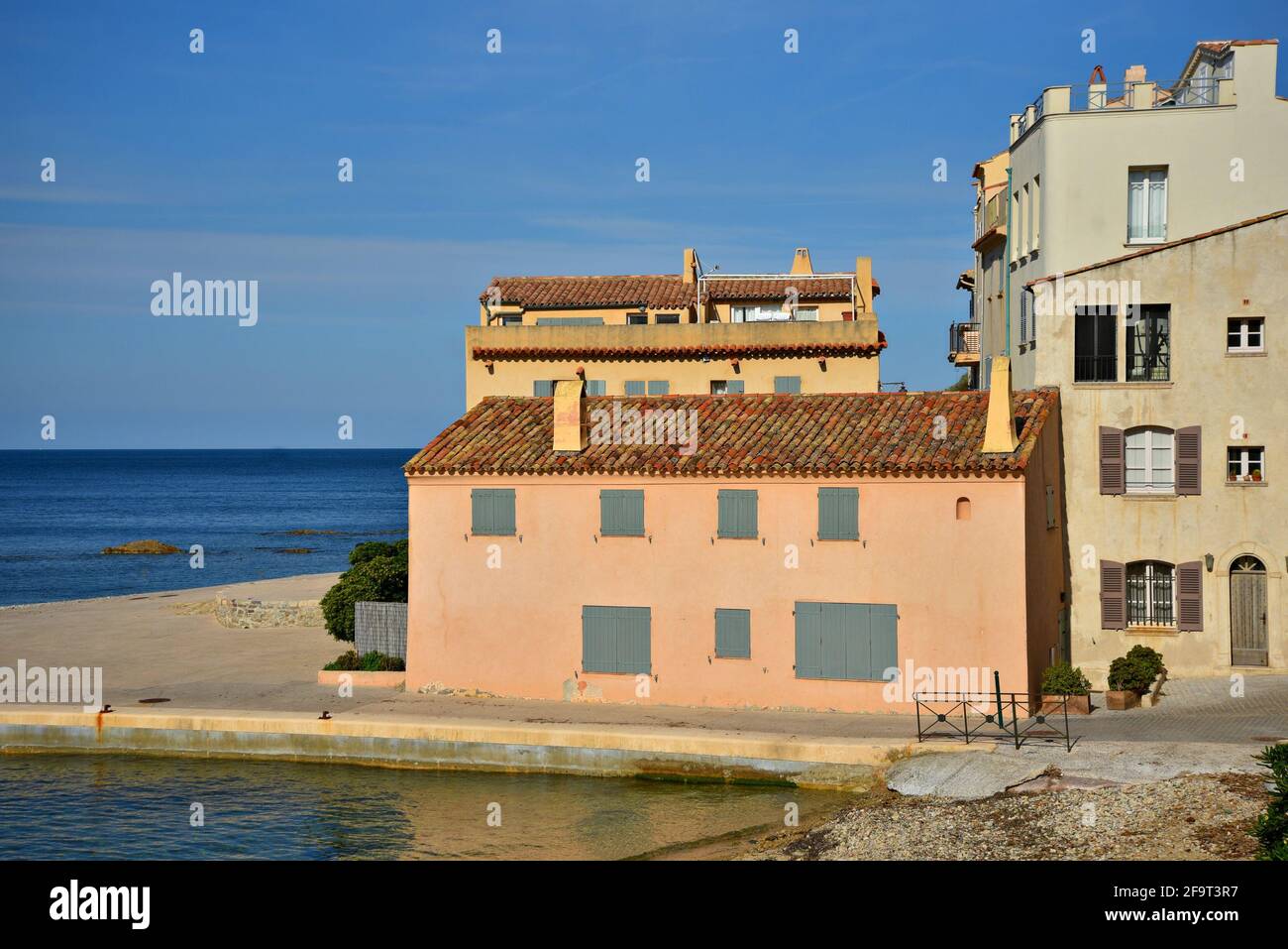 Malerische Häuser im Provençal-Stil mit bunten Stuckwänden am Strand La Ponche von Saint-Tropez an der französischen Riviera. Stockfoto