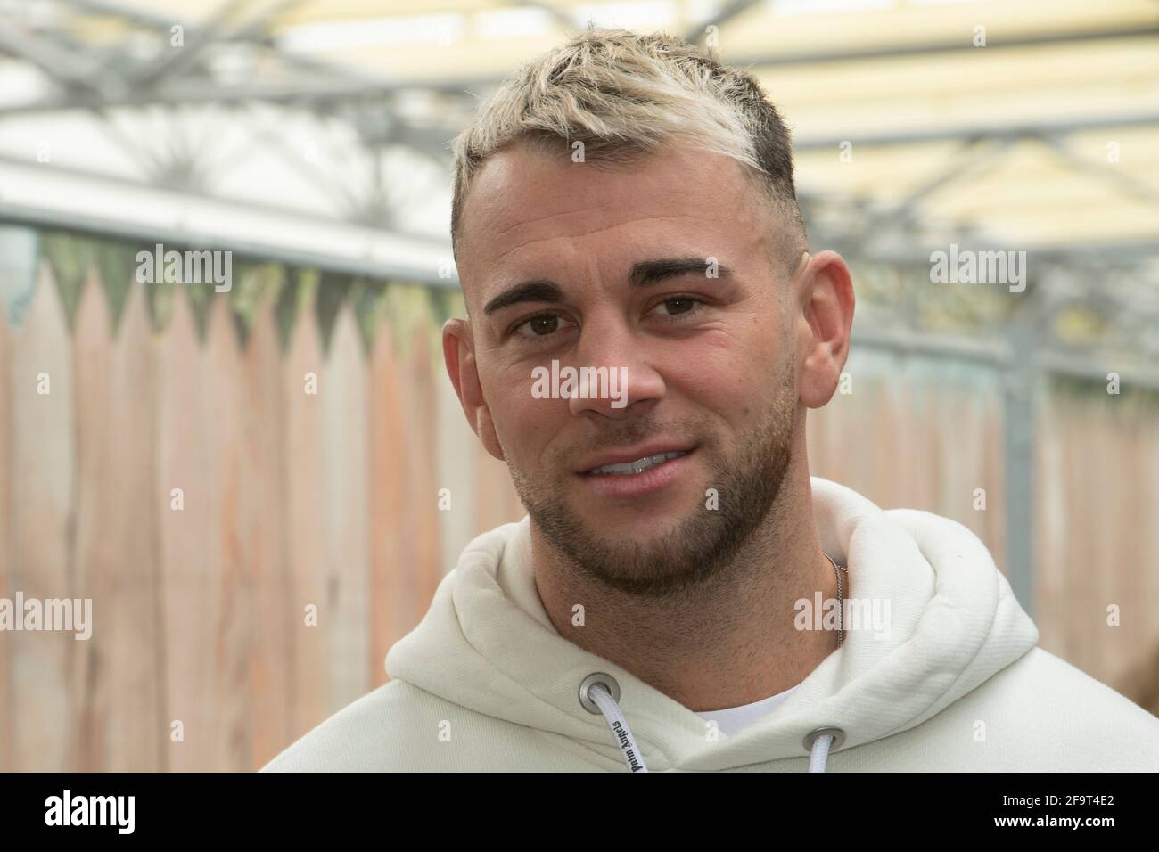 Frech, Deutschland. April 2021. Serkan YAVUZ, Reality-Seifenschauspieler, Porträt, beschnittenes Einzelbild, Einzelmotiv, Präsentation und Eröffnung von Willi Herren, Aôs Rievkooche Bud, seinem Kartoffelfritter in Frechen, Fotogelegenheit am 16. April 2021 in Frechen, ¬ Quelle: dpa/Alamy Live News Stockfoto