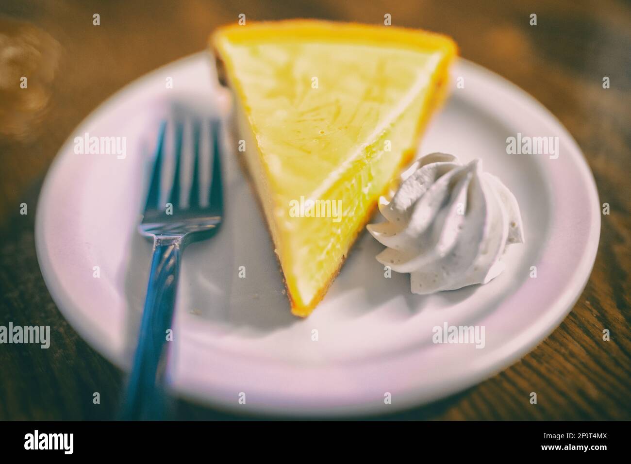 Key Lime Pie Slice im Florida Restaurant in den Keys. Weltberühmte amerikanische traditionelle Dessert hausgemacht, mit Schlagsahne Belag auf der Seite Stockfoto