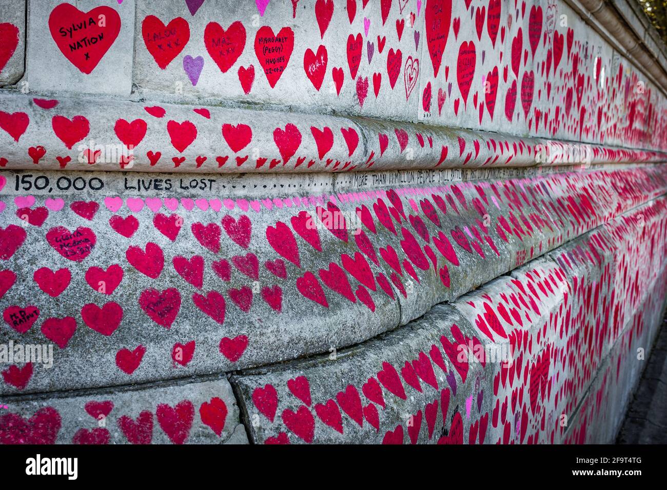 Ein Teil der National Covid Memorial Wall am South Bank in London. Stockfoto