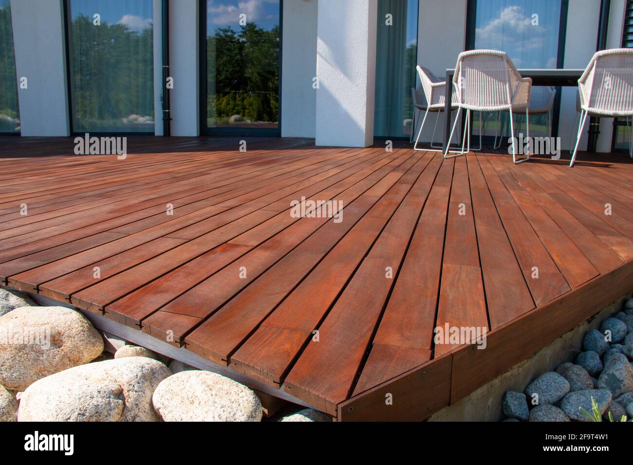 IPE Holzterrasse, modernes Haus-Design mit Holzterrasse, niedriger Winkel Blick auf tropische Holzterrasse Stockfoto