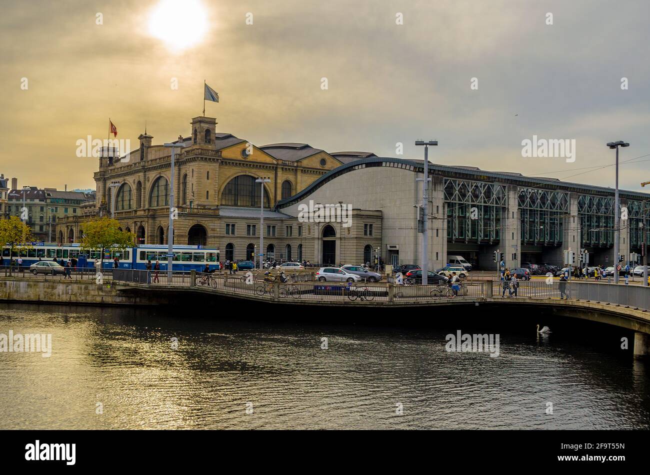 Blick auf den Hauptbahnhof in der schweizer Stadt zürich reflektiert über die Oberfläche der limmat Stockfoto