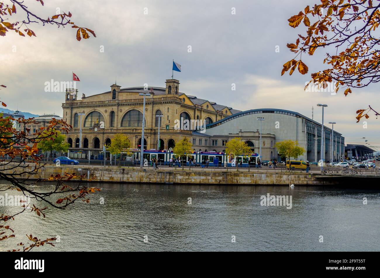 Blick auf den Hauptbahnhof in der schweizer Stadt zürich reflektiert über die Oberfläche der limmat Stockfoto