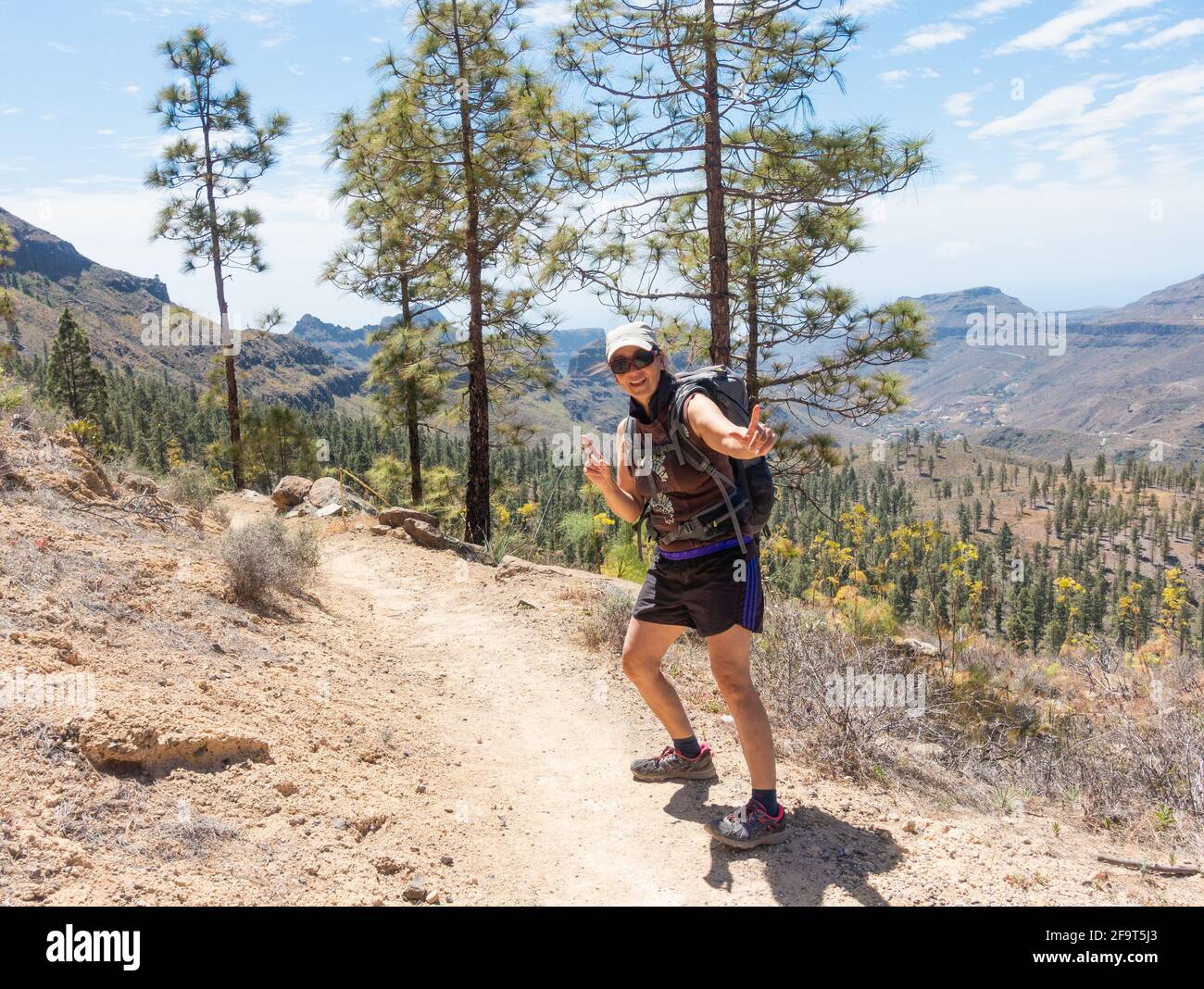 Frau Wandern, Wandern auf dem Bergweg durch Kiefernwald auf Gran Canaria, Kanarische Inseln, Spanien Stockfoto