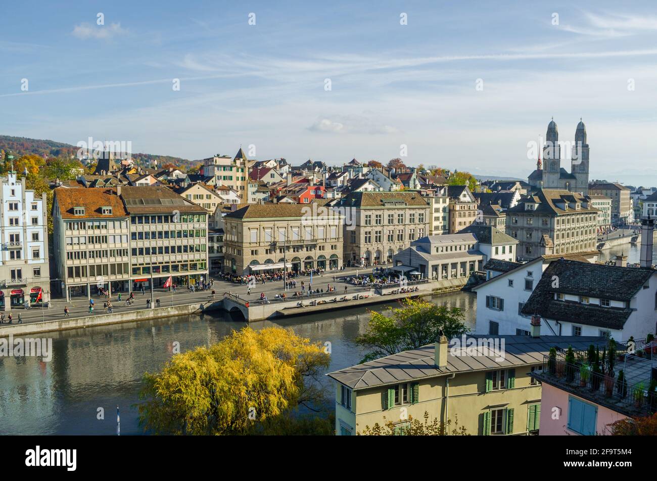 Panoramablick auf das Ostufer der Limmat in Zürich, mit der Predigerkirche und der Grossmünster-Kirche Stockfoto