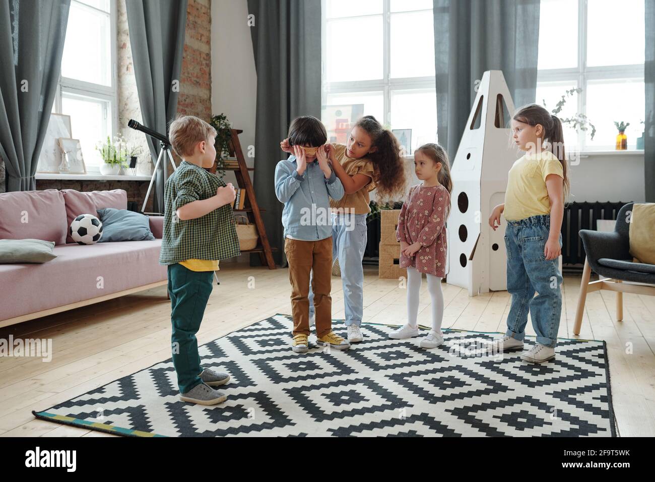 Gruppe von Freunden spielen zusammen während der Party in den Lebenden Zimmer zu Hause Stockfoto