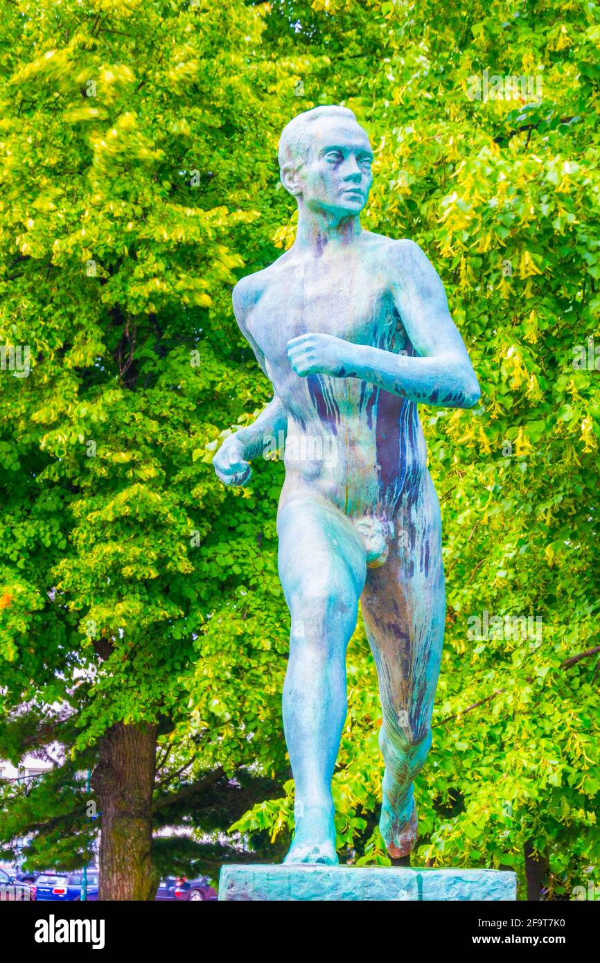 Statue des legendären Finnen-Läufers Paavo Nurmi am Eingang des Olympiastadions in Helsinki. Stockfoto