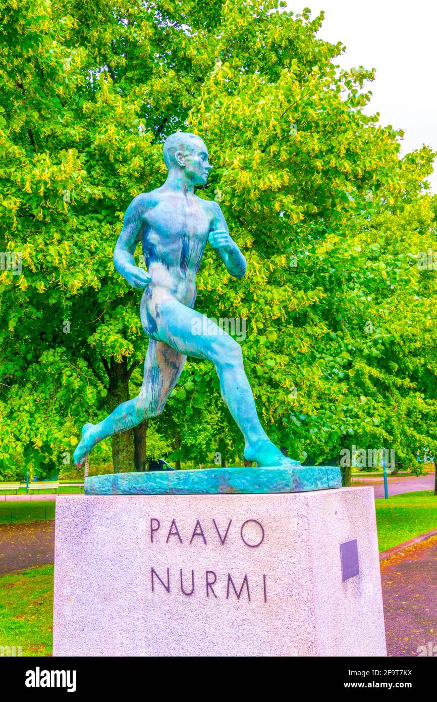 Statue des legendären Finnen-Läufers Paavo Nurmi am Eingang des Olympiastadions in Helsinki. Stockfoto