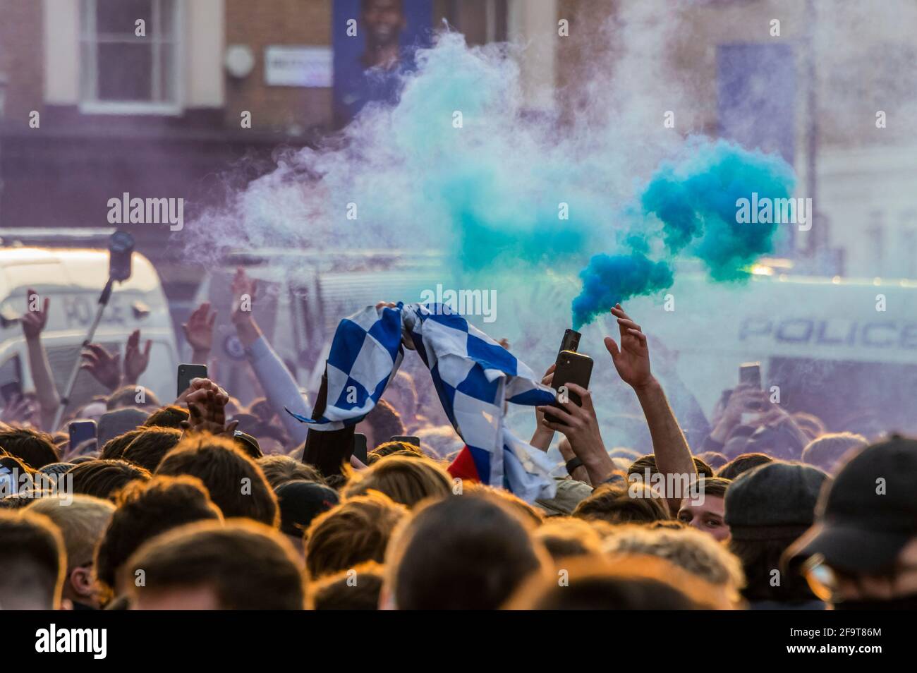 London, Großbritannien. April 2021. Chelsea-Fans versammeln sich vor dem Stadion des Fußballclubs an der Stamford Bridge, um gegen ihre Teilnahme an der geplanten Europäischen Super League zu protestieren. Kredit: Guy Bell/Alamy Live Nachrichten Stockfoto