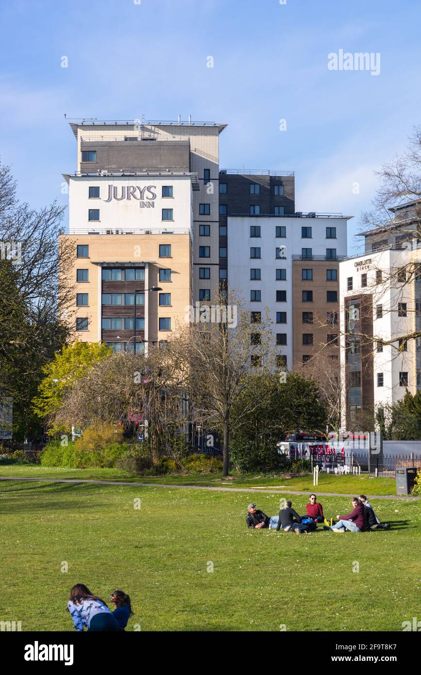 East Park im Frühjahr 2021 mit Blick auf das Jurys Inn Hotel am Charlotte Place, Southampton, Hampshire, England, Großbritannien Stockfoto