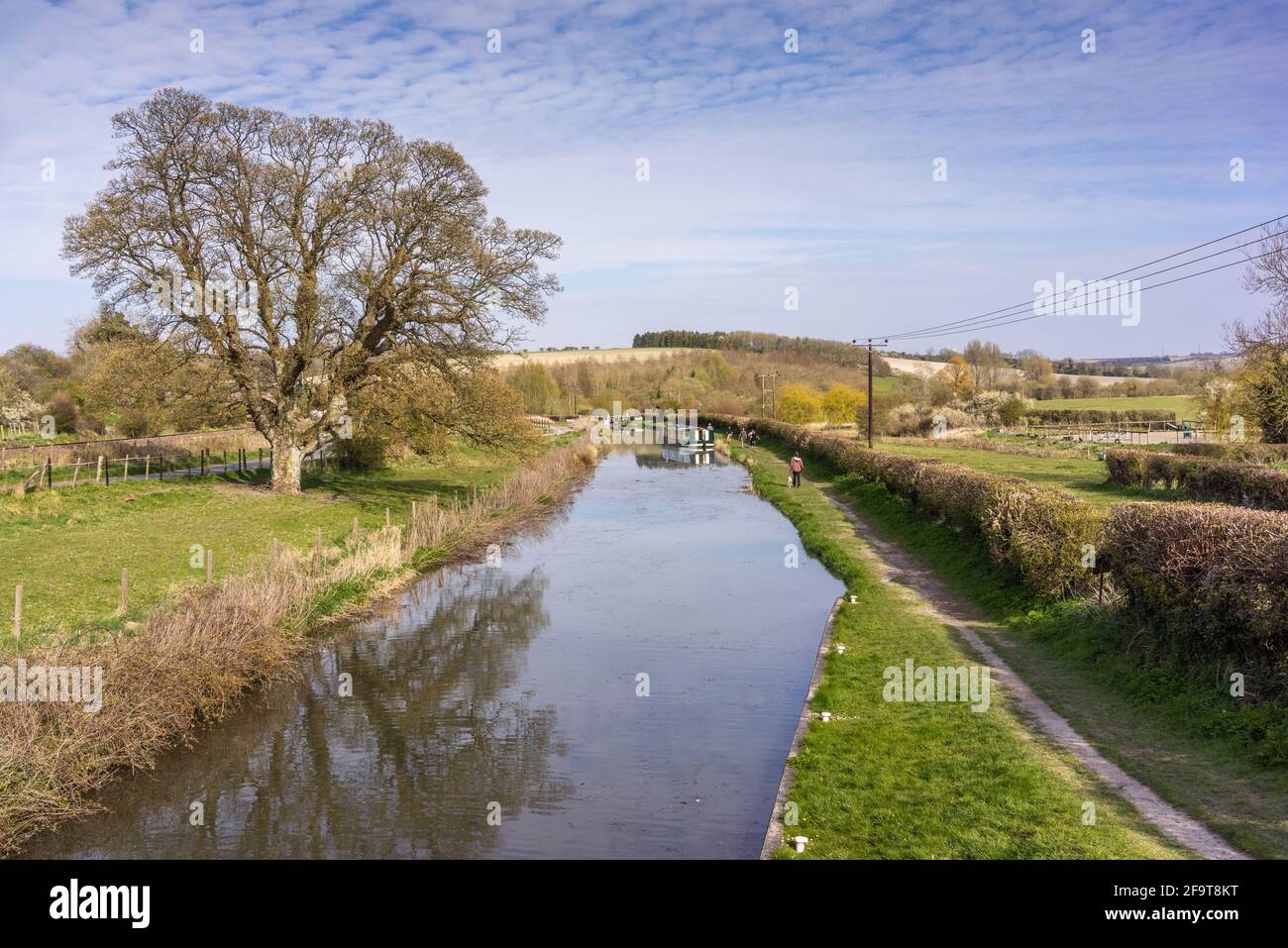 Kennet und Avon Canal umgeben von der malerischen Landschaft der North Wessex Downs im Frühjahr 2021, Wiltshire, England, Großbritannien Stockfoto