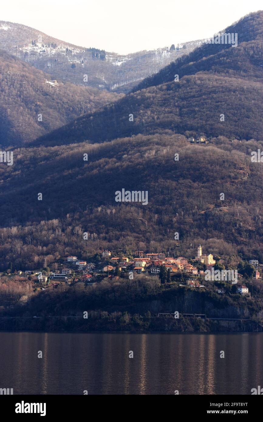Schweizer Stadt über dem Lago Maggiore, Sant Abbondio Stockfoto
