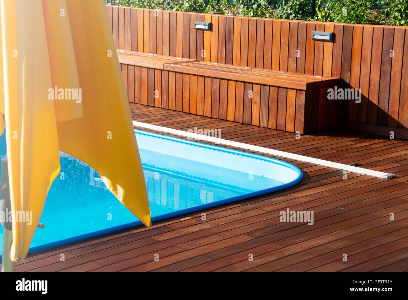 IPE Wood Pool Deck Design, wunderschöne Ipe Hartholz-Terrasse um den Pool-Rand, horizontale und vertikale Holzverkleidung Struktur Stockfoto