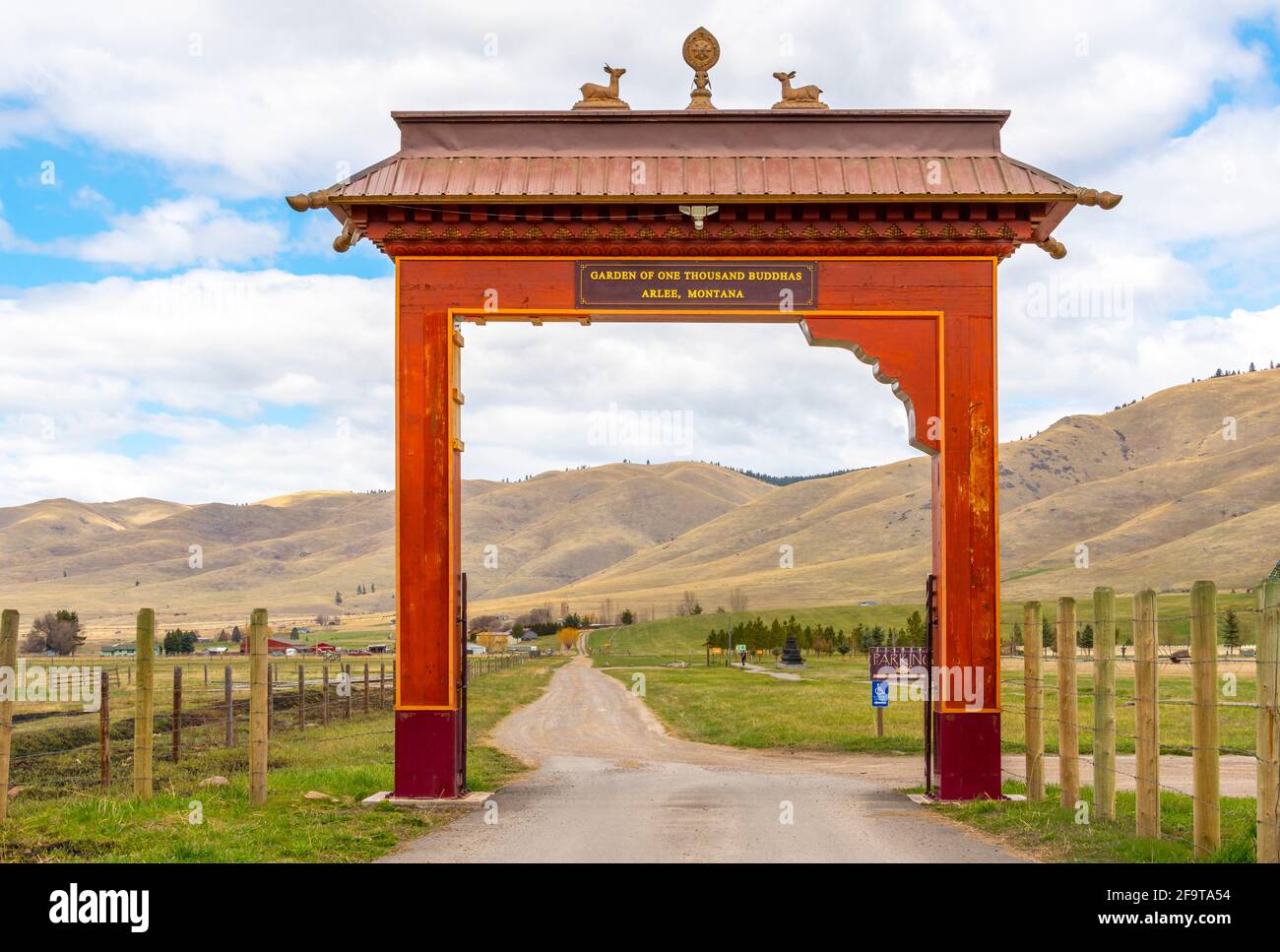 Der asiatisch beeinflusste Eingang und Schild zum Tempel Garden of One Thousand Buddhas in der ländlichen Landschaft von Arlee, Montana, USA. Stockfoto