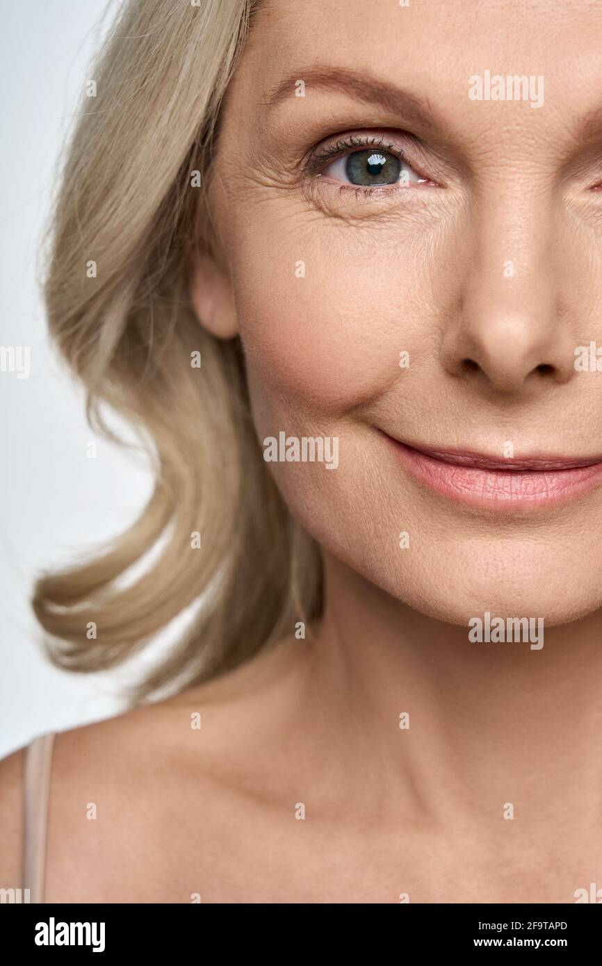 Detailliertes Nahaufnahme-Porträt des Gesichts einer Frau im Alter von 50 Jahren. Stockfoto