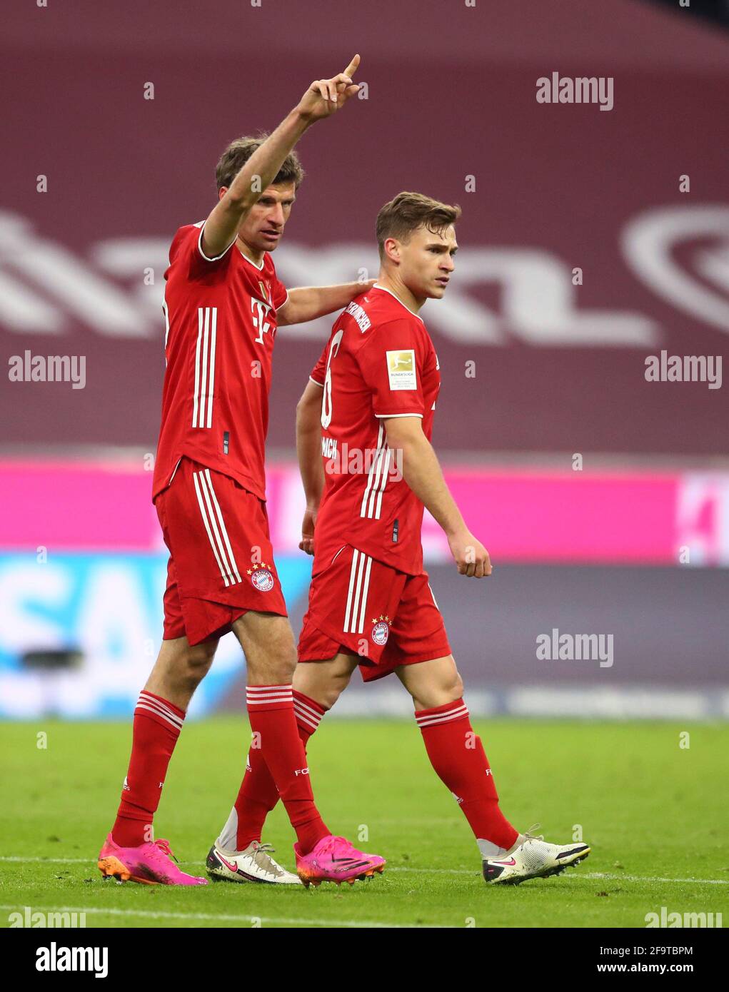 München, Deutschland. April 2021. Fußball: Bundesliga, Bayern München - Bayer Leverkusen, Matchday 30. Thomas Müller (l) und Joshua Kimmich (beide Bayern München) Credit: Matthias Schrader/AP Pool/dpa/Alamy Live News Stockfoto