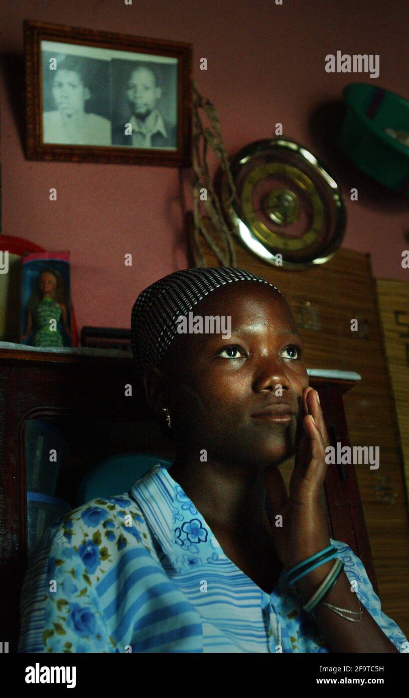 ES GIBT JETZT VIELE KINDERGELEITETE HAUSHÄLTER IN MOSAMBIK, WEIL ELTERN AN HIV-AIDS STERBEN, HIER LEBT DIE 16-JÄHRIGE ERNESTINA ALLEIN IM FAMILIENHAUS IM CHOKWE-BEZIRK.25/11/06 , FOTO TOM PILSTON Stockfoto