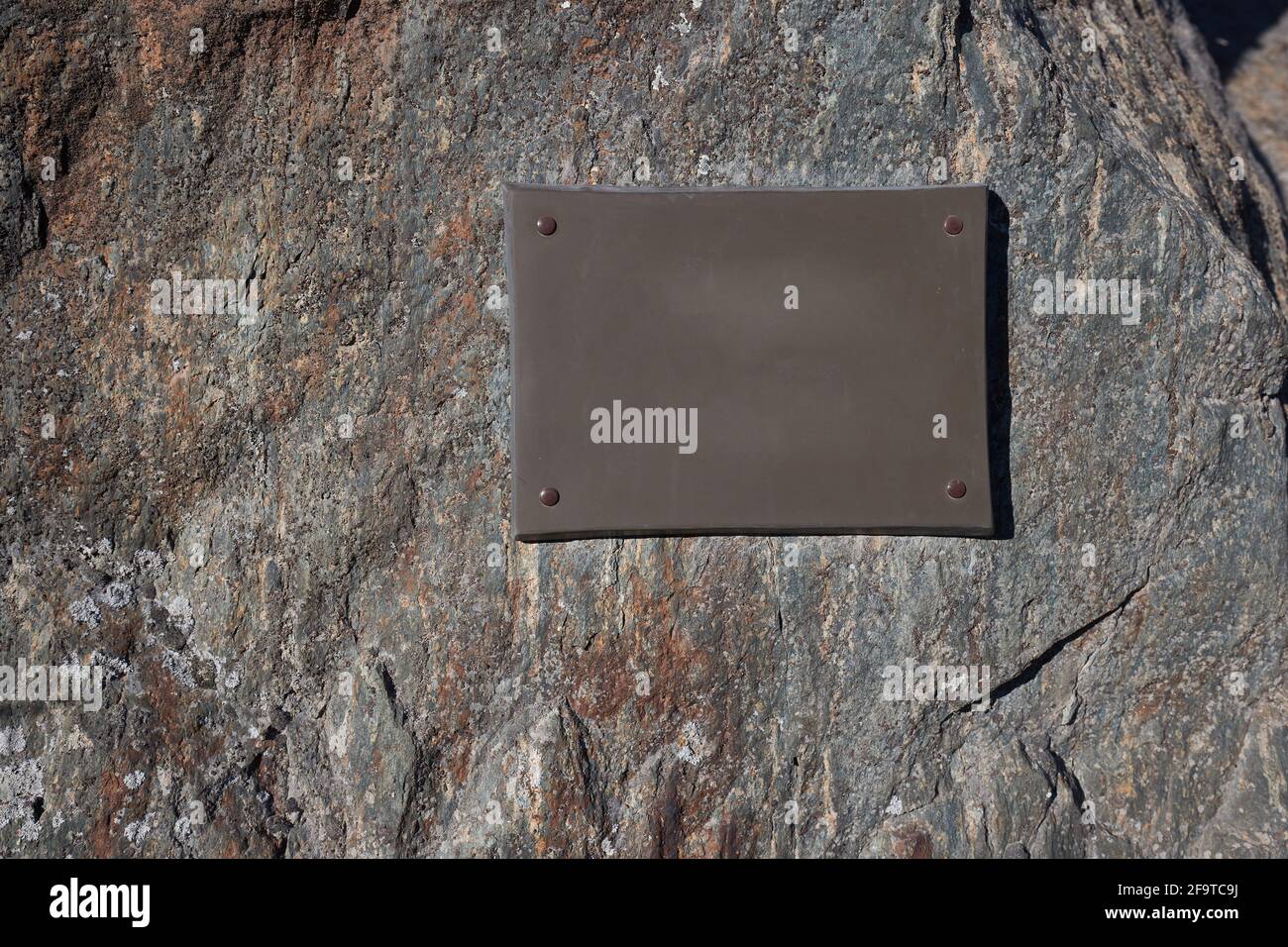 Gedenktafel oder Informationsseufz auf einer Klippe Stockfoto