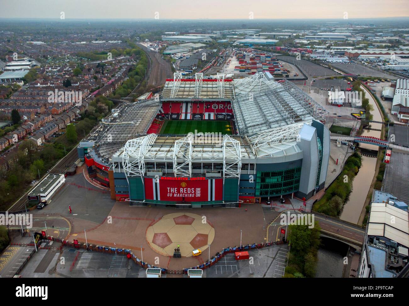 Ein Blick von oben auf Old Trafford, Heimstadion des FC Manchester United. Bilddatum: Dienstag, 20. April 2021. Stockfoto