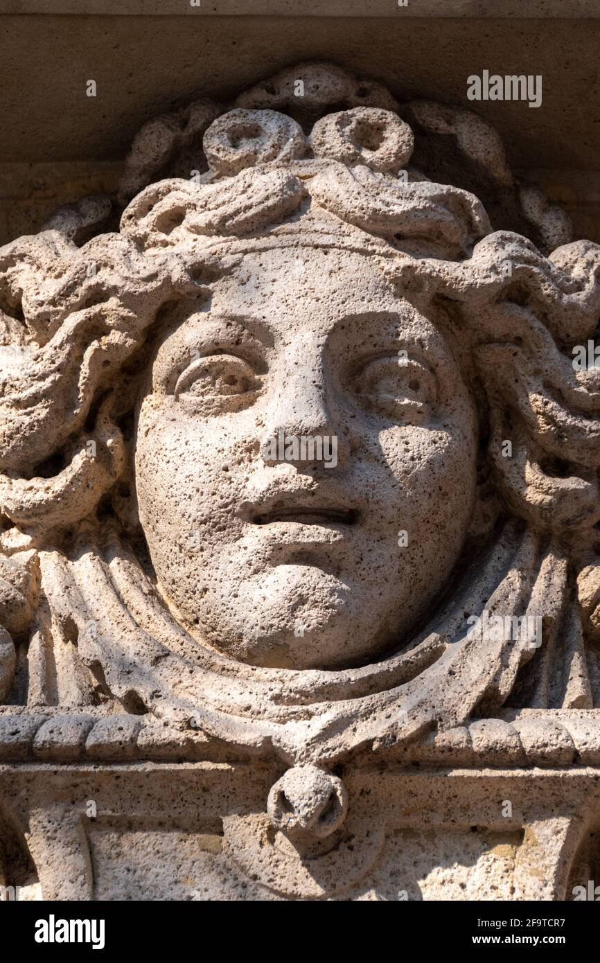 In Stein gemeißeltes Frauengesicht, wahrscheinlich eine Allegorie des Glücks, Fassadenschmuck eines alten Gebäudes in Paris, Frankreich Stockfoto