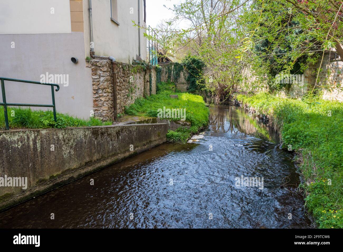 Der Fluss Bièvre bei Bièvres, im Departement Essonne, Frankreich. Der Fluss Bièvre, einst ein Nebenfluss der seine, fließt heute in die Kanalisation von Paris Stockfoto