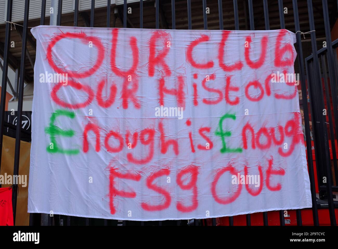 Am Umfassungszaun des Liverpool Football Club befestigte Banner von Fans, die protestierten, dass die Vereine einer Europäischen Super League beitreten wollen. Stockfoto