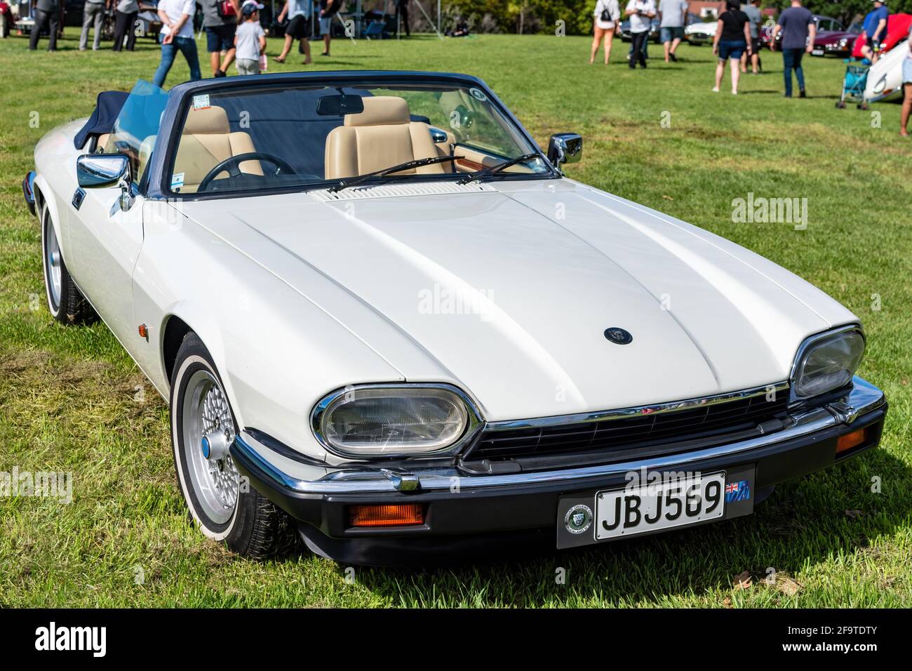 AUCKLAND, NEUSEELAND - 16. Apr 2021: Blick auf den weißen Jaguar XJS, den klassischen Luxus-Grand-Tourer. Öffnen Sie den zweisitzigen Roadster. Stockfoto