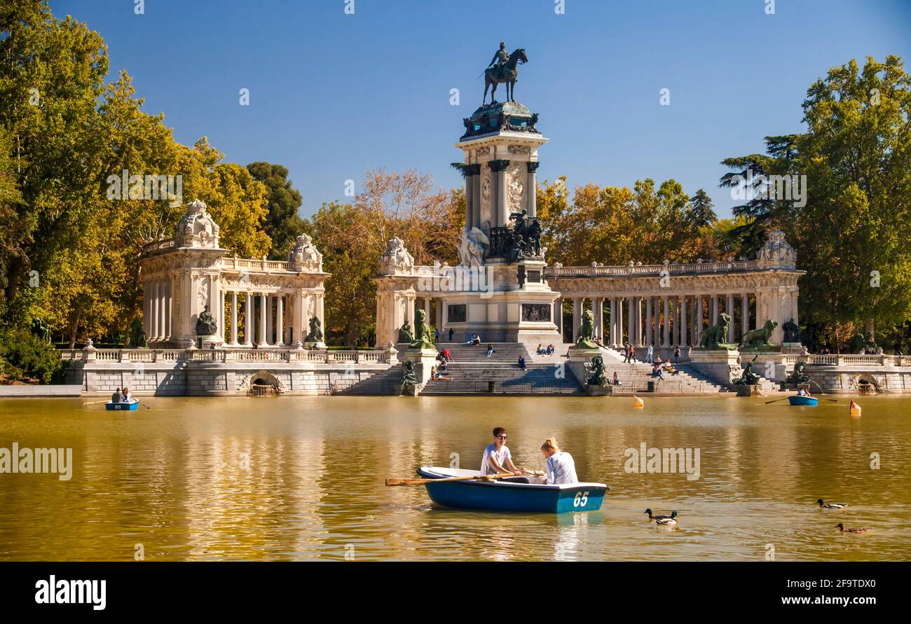 Boote auf dem See im Retiro Park, Madrid, Spanien Stockfoto
