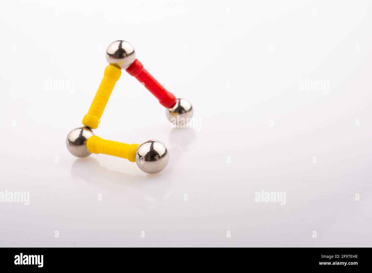 Magnet Spielzeug bars und magnetische Kugeln auf einem weißen Hintergrund  Stockfotografie - Alamy