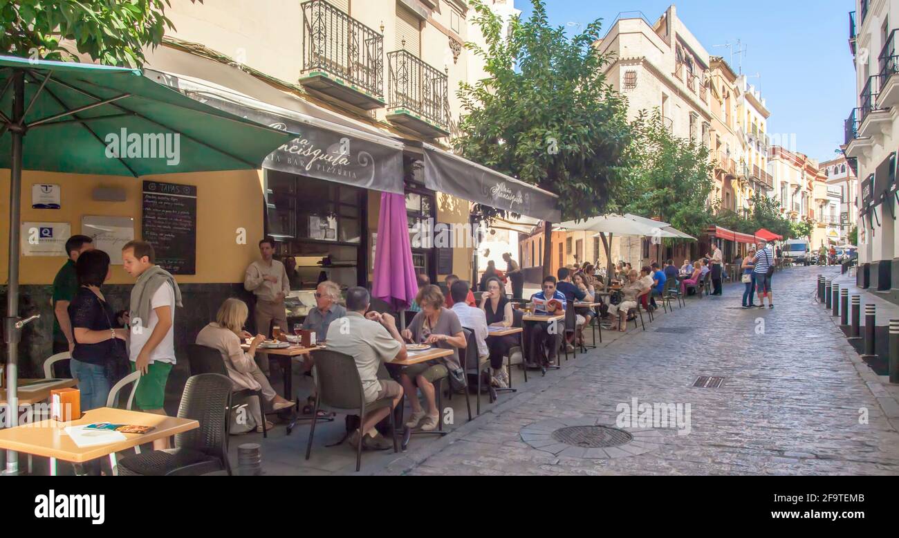 Essen im Freien in der Pizzeria, Sevilla, Spanien Stockfoto