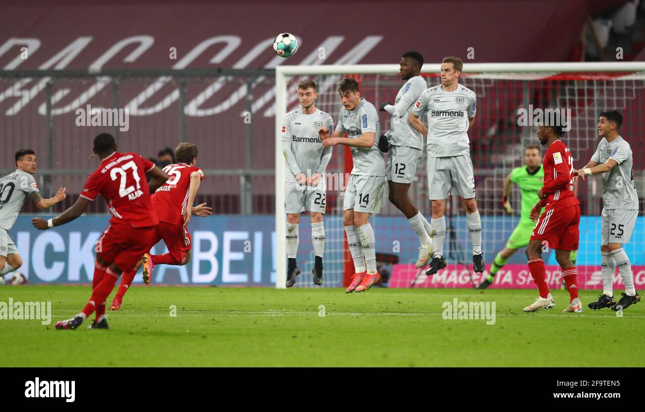 München, Deutschland. April 2021. Fußball: Bundesliga, Bayern München - Bayer Leverkusen, Matchday 30. Münchner Verteidiger David Alaba beim Freistoß Credit: Matthias Schrader/AP Pool/dpa/Alamy Live News Stockfoto