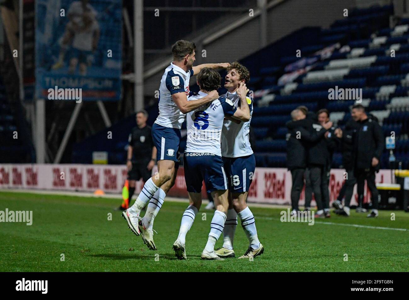 Ryan Ledson #18 von Preston North End feiert den Wertung A Ziel, es 3-0 mit Alan Browne #8 zu schaffen Preston North End und Ched Evans #26 von Preston North Ende Stockfoto