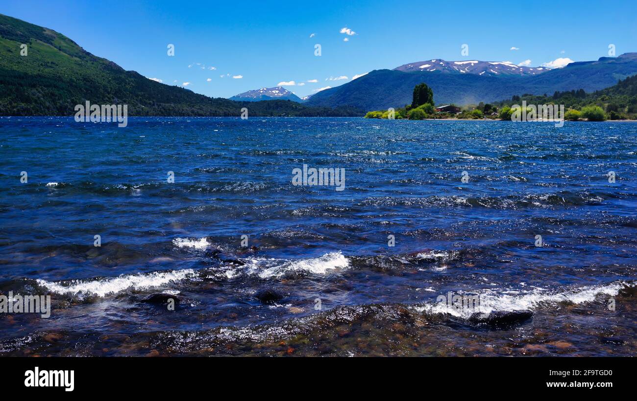 Lake Lolog Landschaft an einem warmen Sommernachmittag unter blauem Himmel. San Martin de los Andes, Neuquen, Argentinien Stockfoto