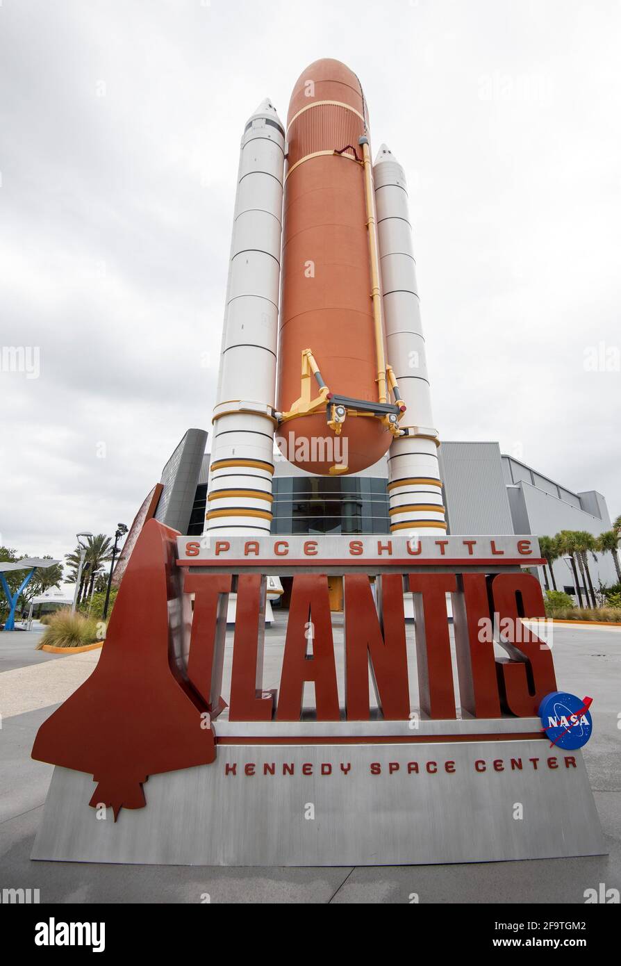 Kennedy Space Center, Usa. April 2021. Die soliden Raketenstarter (SRBs) des Space Shuttles und der externe Kraftstofftank begrüßen die Besucher der Atlantis Space Shuttle-Ausstellung im Kennedy Space Center Visitor Complex auf Merritt Island in Florida am Dienstag, den 20. April 2021. Der Start der SpaceX NASA Crew-2 ist für den 22. April 2021 geplant. Foto von Pat Benic/UPI Credit: UPI/Alamy Live News Stockfoto