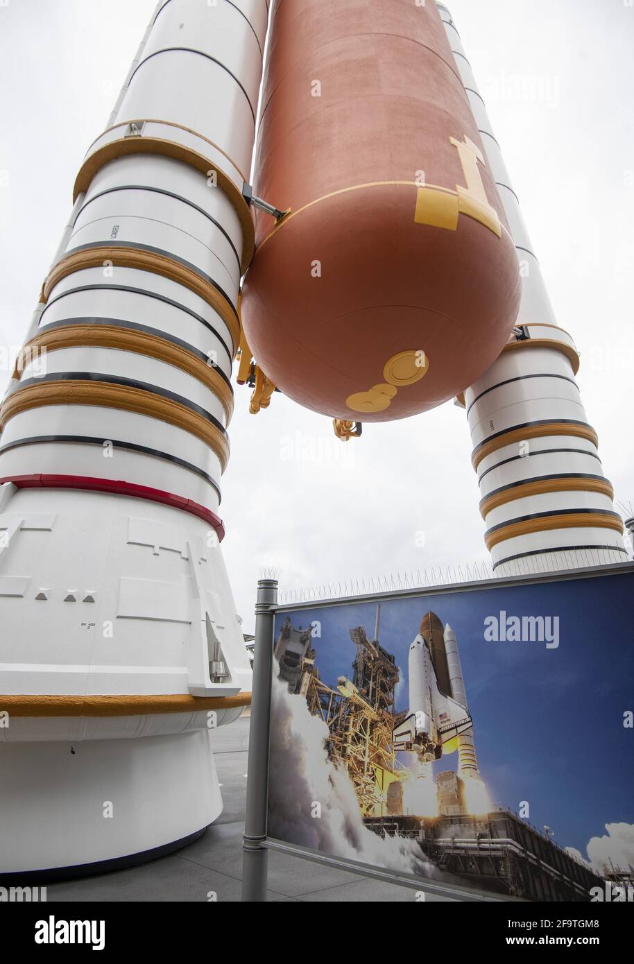 Kennedy Space Center, Usa. April 2021. Die soliden Raketenstarter (SRBs) des Space Shuttles und der externe Kraftstofftank begrüßen die Besucher der Atlantis Space Shuttle-Ausstellung im Kennedy Space Center Visitor Complex auf Merritt Island in Florida am Dienstag, den 20. April 2021. Der Start der SpaceX NASA Crew-2 ist für den 22. April 2021 geplant. Foto von Pat Benic/UPI Credit: UPI/Alamy Live News Stockfoto