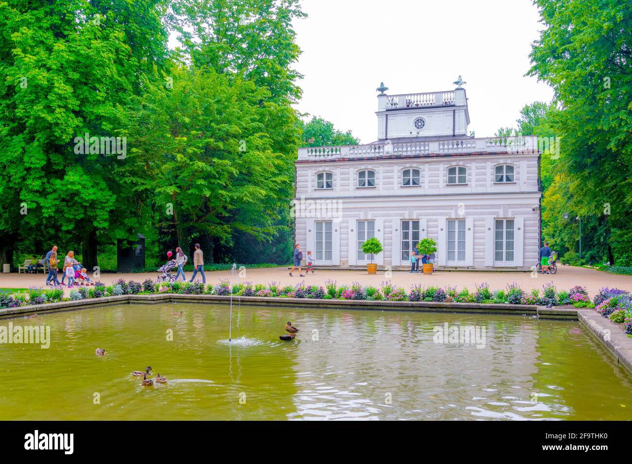 Bialy Dom - das Weiße Haus befindet sich im Lazienki Krolewskie - Lazienki Park in Warschau, Polen Stockfoto