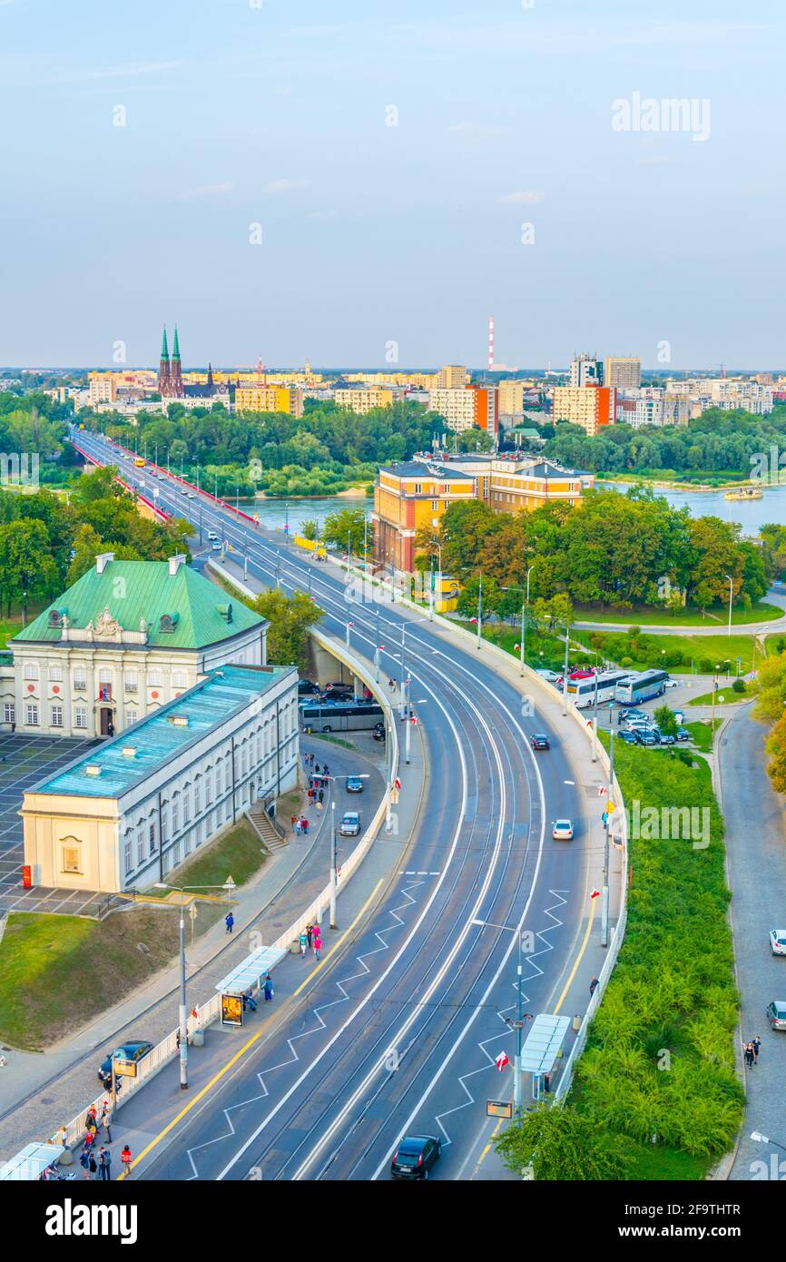 Luftaufnahme des Verkehrs auf der Slasko-dabrowski-Brücke in Warschau, Polen. Stockfoto