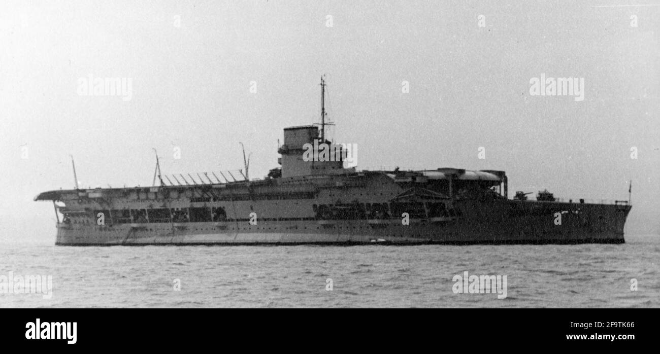 AJAX VINTAGE PICTURE LIBRARY. MAI 1937. SPITHEAD, ENGLAND. - HMS COURAGEOUS, URSPRÜNGLICH 1916 ALS BATTLE-CRUISER GESTARTET, 1924 ZUM FLUGZEUGTRÄGER UMGEBAUT, 1938 ZUM TRAININGSTRÄGER ERNANNT, WAR AM 20. MAI 1937 BEI DER KRÖNUNGSFLOTTENÜBERPRÜFUNG BEI SPITHEAD FÜR KÖNIG GEORG VI. ANWESEND DAS ERSTE BRITISCHE KRIEGSSCHIFF, DAS IM SEPTEMBER 1939 VON DEM DEUTSCHEN U-BOOT U-29 AUF EINER ANTI-U-BOOT-PATROUILLE VOR IRLAND VERSENKT WURDE. FOTO:AJAX VINTAGE PICTURE LIBRARY REF:50 19 31 Stockfoto